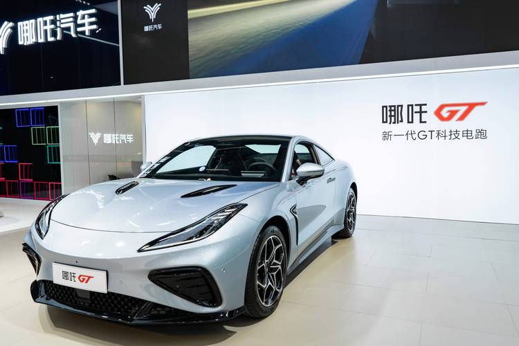 深圳52哪吒汽车在智能汽车领域的表现，领途汽车在新能源汽车市场中的影响力